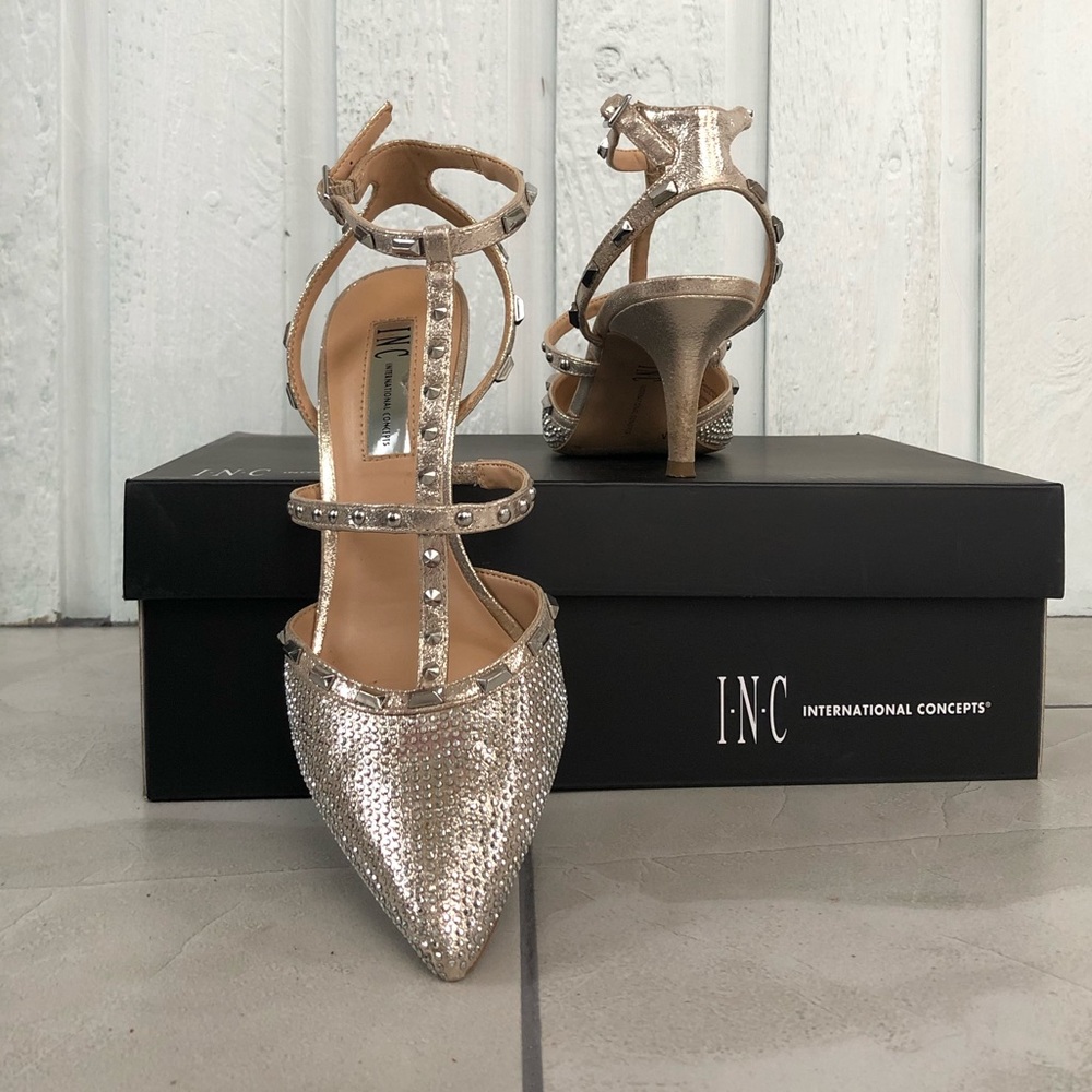 Pearl gold studded heels